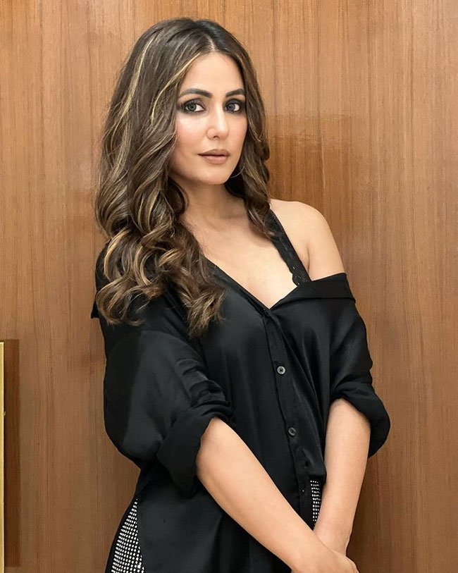 Staggering Poses Of Hina Khan In Red